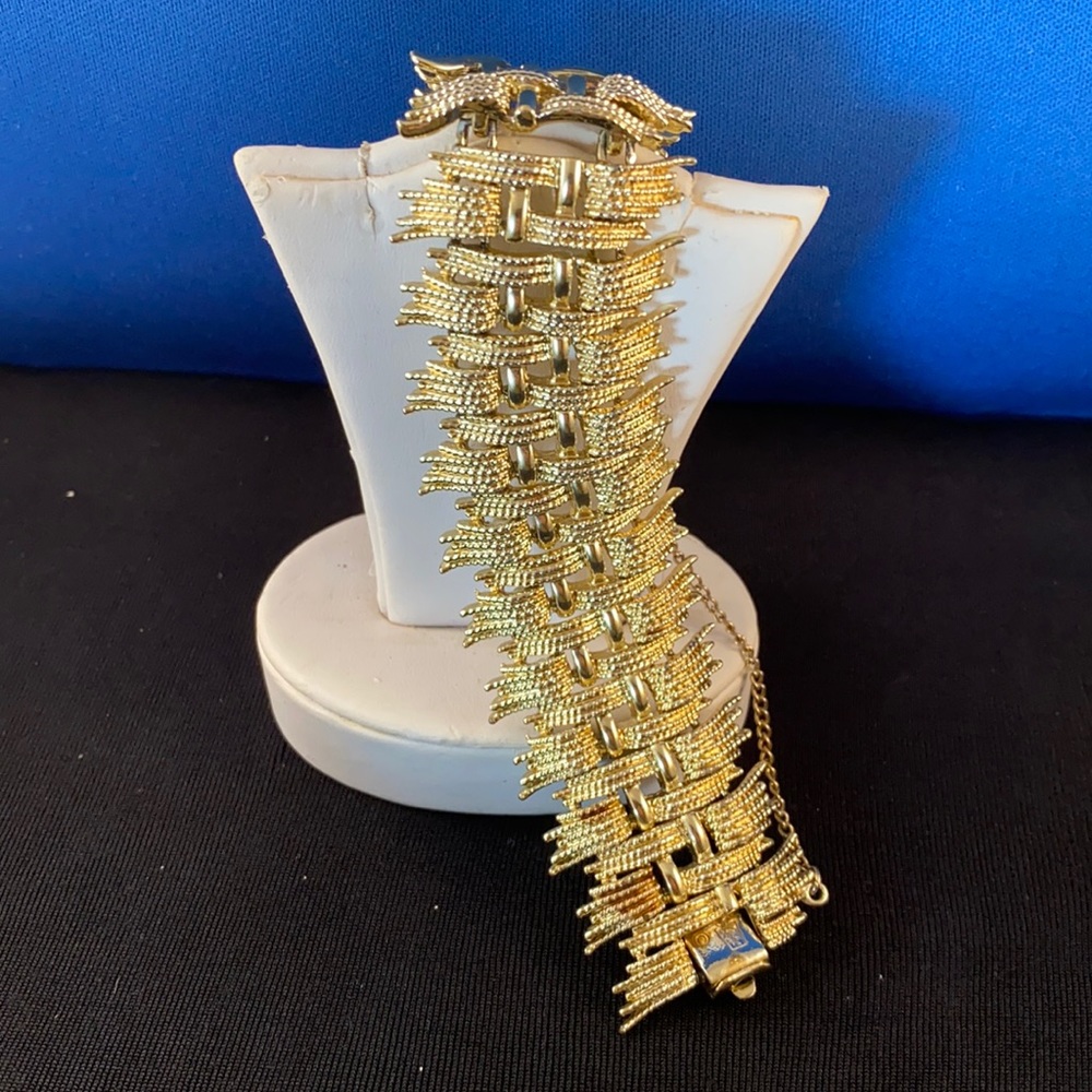 Vintage Cora gold tone bracelet.7 1/4 inches long